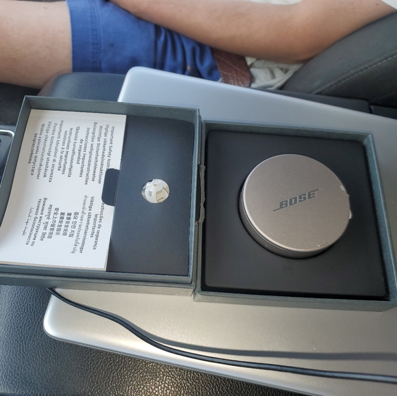 Bose earbuds - Picture 2 of 4